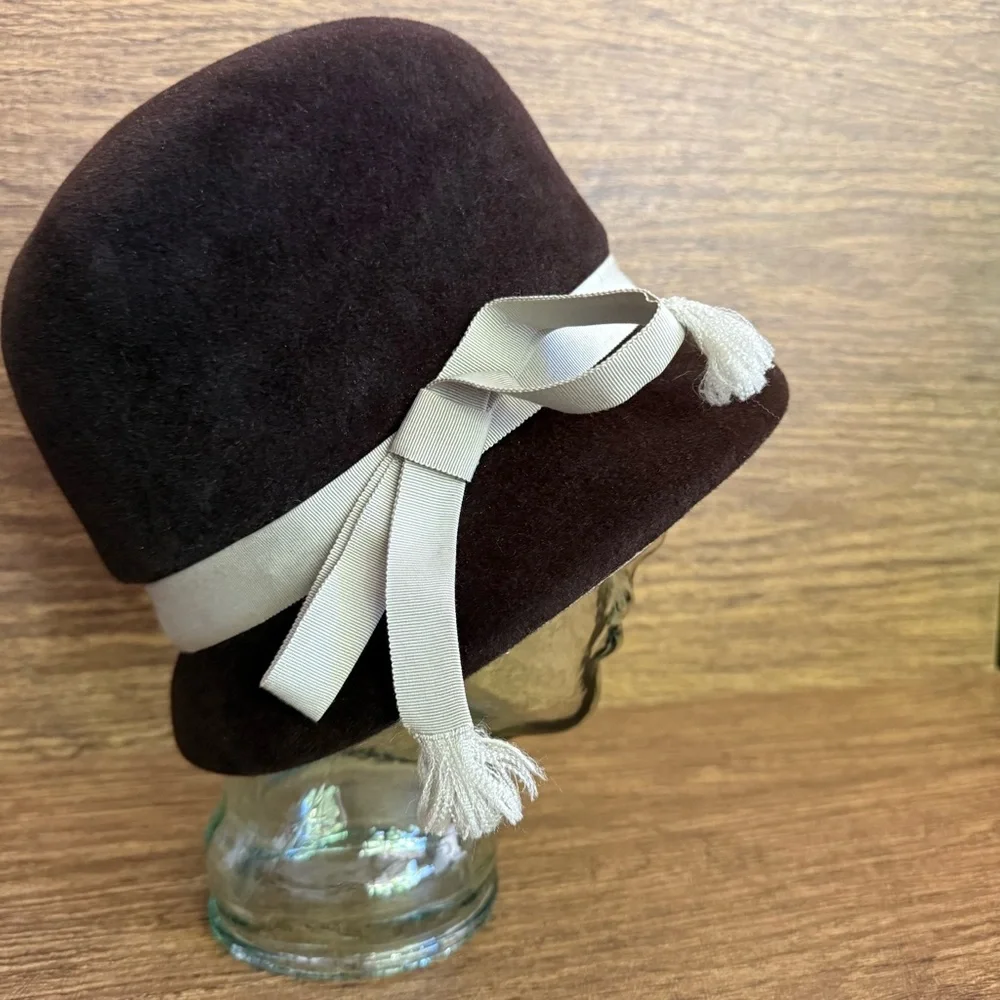 1950s Juli-Kay Brown Felt Cloche Revival Hat Mid Century Vintage Gatsby‎ Style S